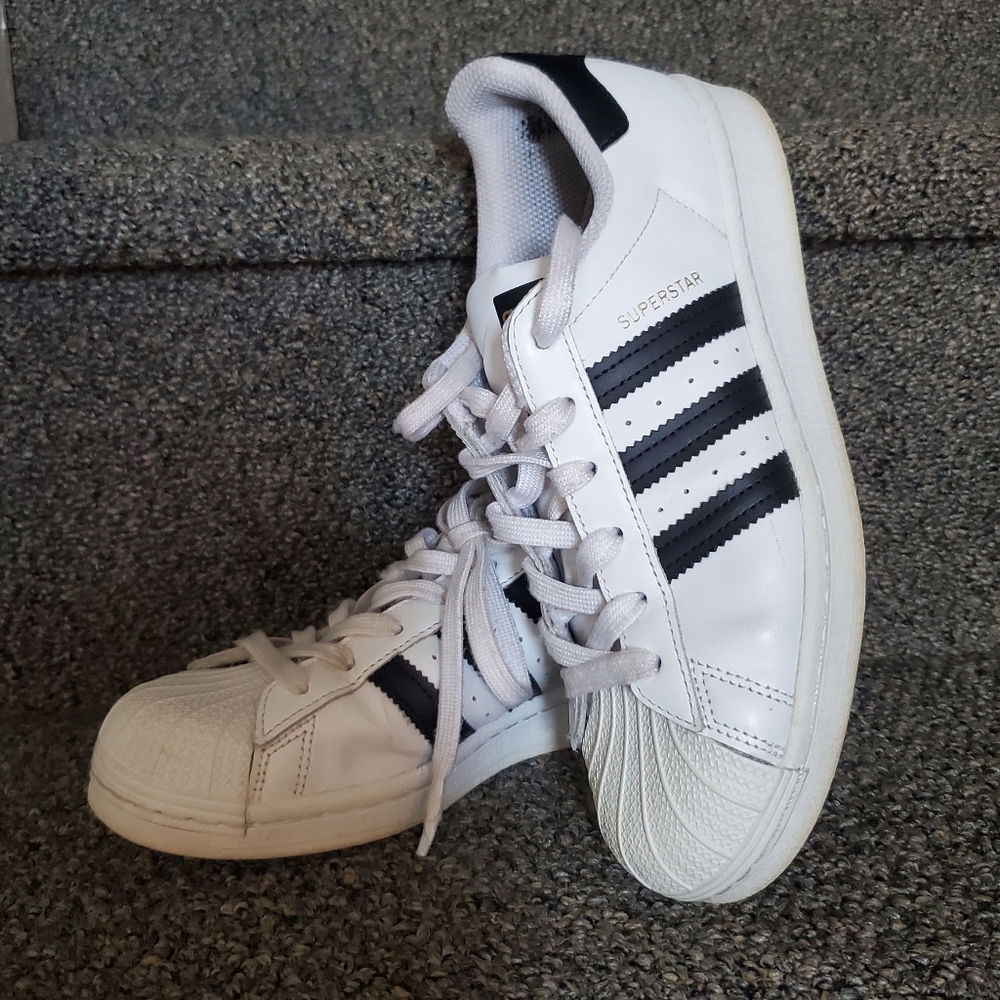 ADIDAS ~ WHITE & BLACK SHELL TOE SUPERSTAR SNEAKERS!